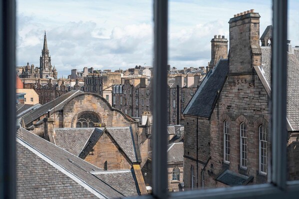 Interior - Central 2 Bedroom 2 Bathroom Flat (Edinburgh Area)