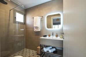 Shower, eco-friendly toiletries, hair dryer, towels