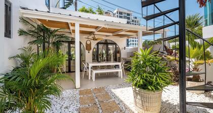 Lux 6-bed villa with WiFi, generator and AC in enchanting San Juan, Puerto Rico