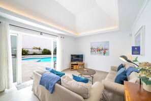 TV - Vistamar - Playa Blanca with Private Pool, Jacuzzi, Air Con and Sea Views (Playa Blanca)
