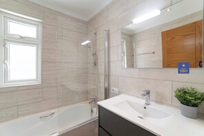 Dusche, Haartrockner, Handtücher, Toilettenpapier