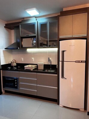 Kjøleskap, mikrobølgeovn, ovn og kokeplater