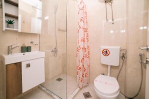Apartamento, 2 quartos, para fumantes, sacada | Banheiro