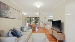 TV, fireplace - Cowes Cottage Phillip Island (Cowes)