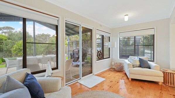 TV, fireplace - Cowes Cottage Phillip Island (Cowes)