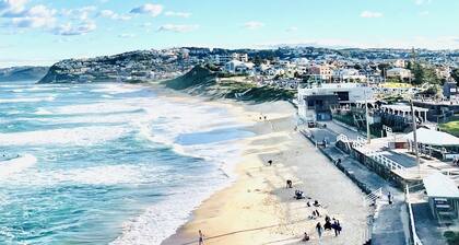 Beautiful Bar Beach - stay 300m to Sand & Surf. Walk to Cafes & Restaurants.