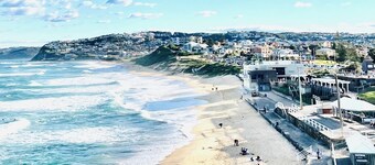 Beautiful Bar Beach - stay 300m to Sand & Surf. Walk to Cafes & Restaurants.