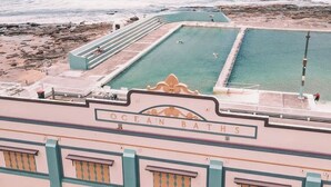 Vista de los Baños de Océano, con piscina y zona de playa.