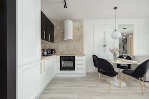 Fridge, oven, stovetop, dishwasher