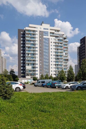 Exterior - Charming Apartment in Katowice | Balcony and Private Parking (Katowice)
