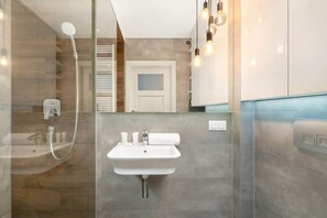 Dusche, Haartrockner, Handtücher, Shampoo
