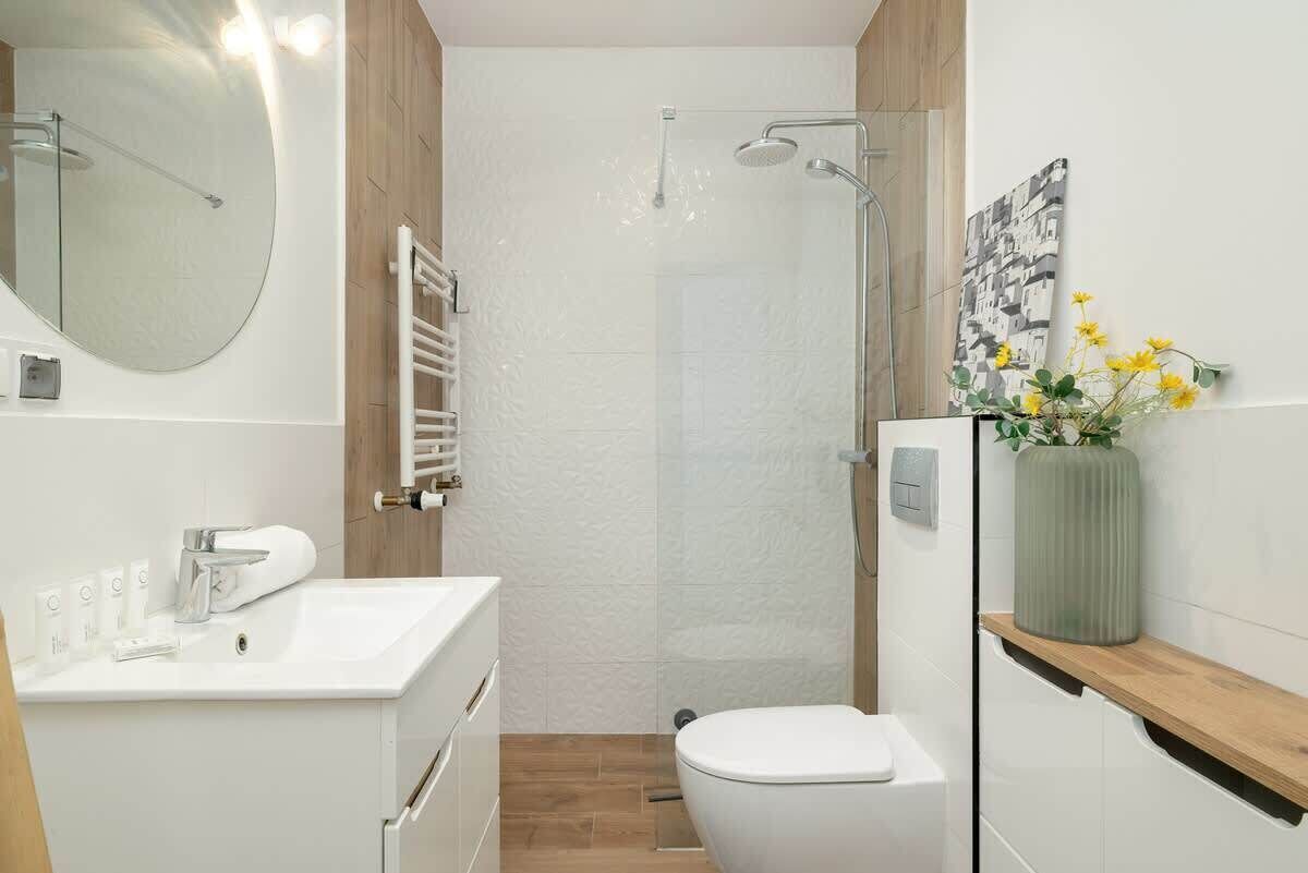 Een douche, een haardroger, handdoeken, shampoo