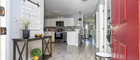 冷蔵庫、電子レンジ、オーブン、コンロ