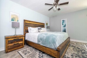 3 habitaciones, escritorio y tabla de planchar con plancha