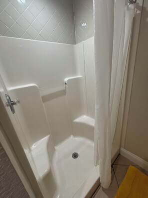 Dusche, Haartrockner, Handtücher, Toilettenpapier