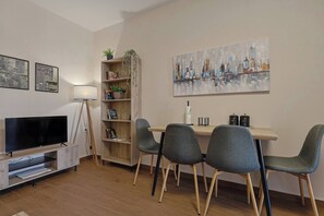 Apartment, 1 Bedroom, Balcony, City View | Dining