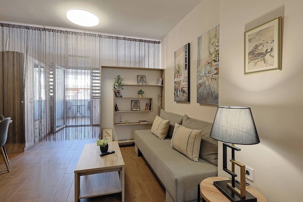 Căn hộ, 1 phòng ngủ, ban công, quang cảnh thành phố | Phòng khách | Sách