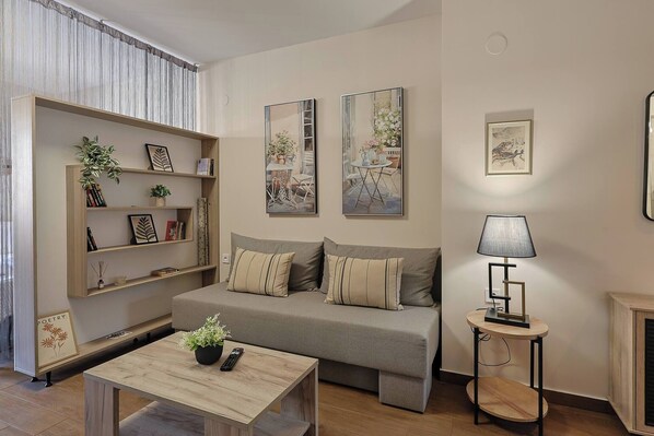 Apartment, 1 Bedroom, Balcony, City View | Living room | Books