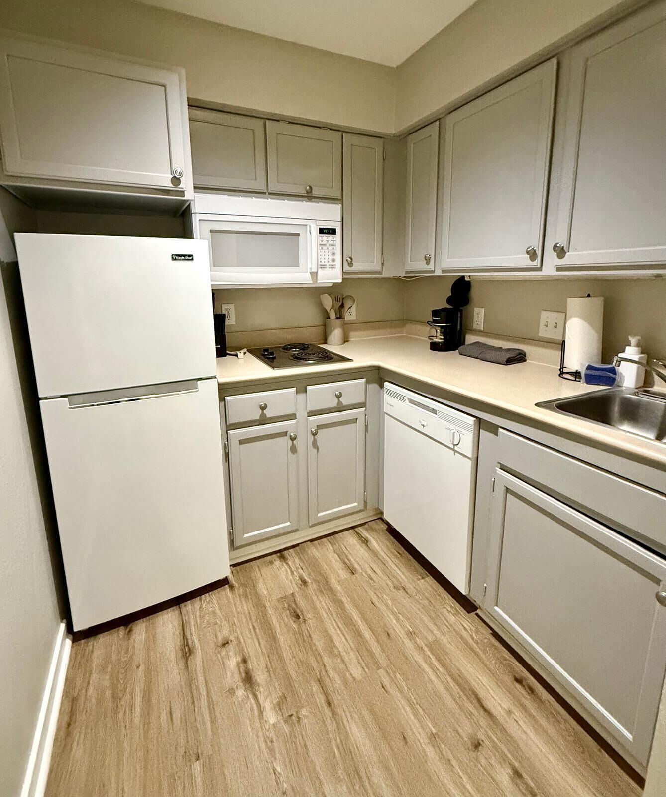 Geladeira, micro-ondas, cooktop, lava-louças