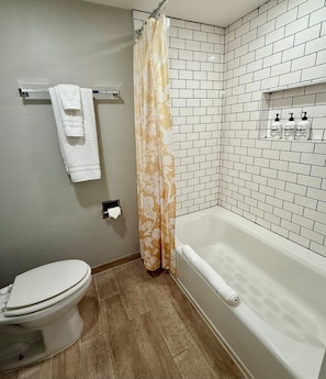 Douche, sĂšche-cheveux, serviettes fournies, shampoing