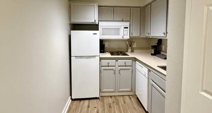 Cozy Aksarben Living-close to I-80 & WFH desk