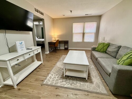 Cozy Apartment Near Aksarben Village Attractions