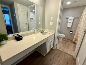 Dusj, hårføner og håndklær