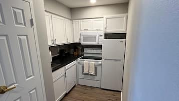 Køleskab, mikrobølgeovn, ovn, kogeplade