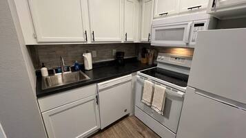 Réfrigérateur, micro-ondes, four, plaque de cuisson