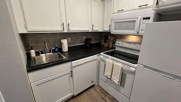 Køleskab, mikrobølgeovn, ovn, kogeplade