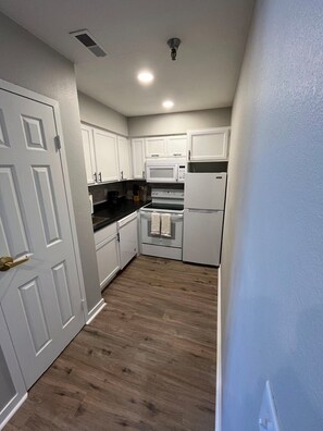 Refrigerador, microondas, horno, placa de cocina