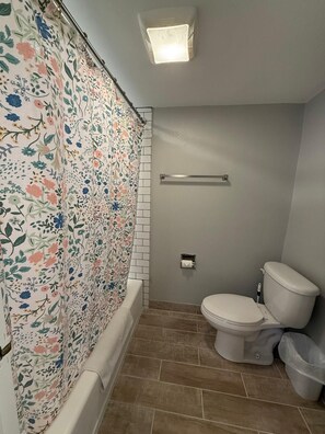 Ducha, artículos de tocador gratuitos, secador de pelo, toallas