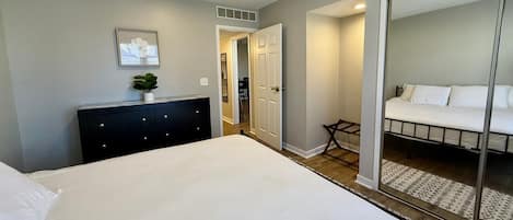 1 habitación, escritorio, tabla de planchar con plancha y wifi