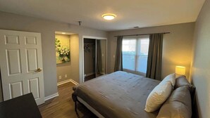 Room - Modern Apartment Near Aksarben Village & Dining (Omaha)