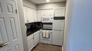 Private kitchen - Modern Apartment Near Aksarben Village & Dining (Omaha)