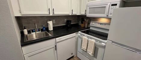 Kjøleskap, mikrobølgeovn, ovn og kokeplater