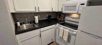 Modern Apartment Near Aksarben Village & Dining