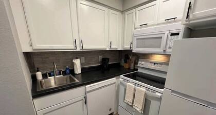 Modern Apartment Near Aksarben Village & Dining