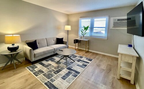 Heart of Omaha, Steps to UNMC and Dining