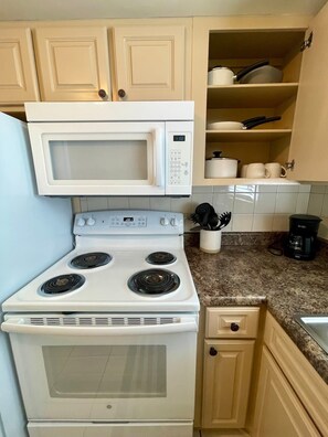 Réfrigérateur, four à micro-ondes, un four, surface de cuisson