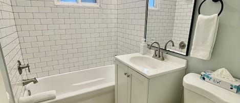 Douche, séchoir à cheveux, serviettes fournies, shampooing