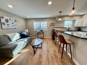 TV, offices - Central Location, Near Dining, UNMC Access (Omaha)