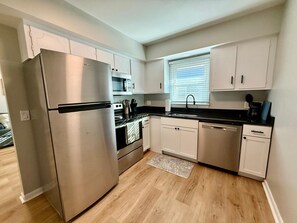 Fridge, microwave, oven, stovetop - Modern Apartment Near UNMC | Free Parking & Smart TV (Omaha)