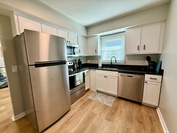 冷蔵庫、電子レンジ、オーブン、コンロ