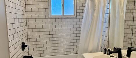 Een douche, een haardroger, handdoeken, shampoo