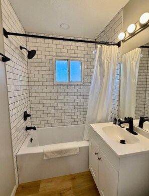 Chuveiro, secador de cabelo, toalhas de banho