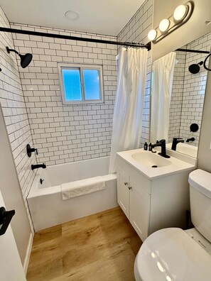 シャワー、ヘアドライヤー、タオル