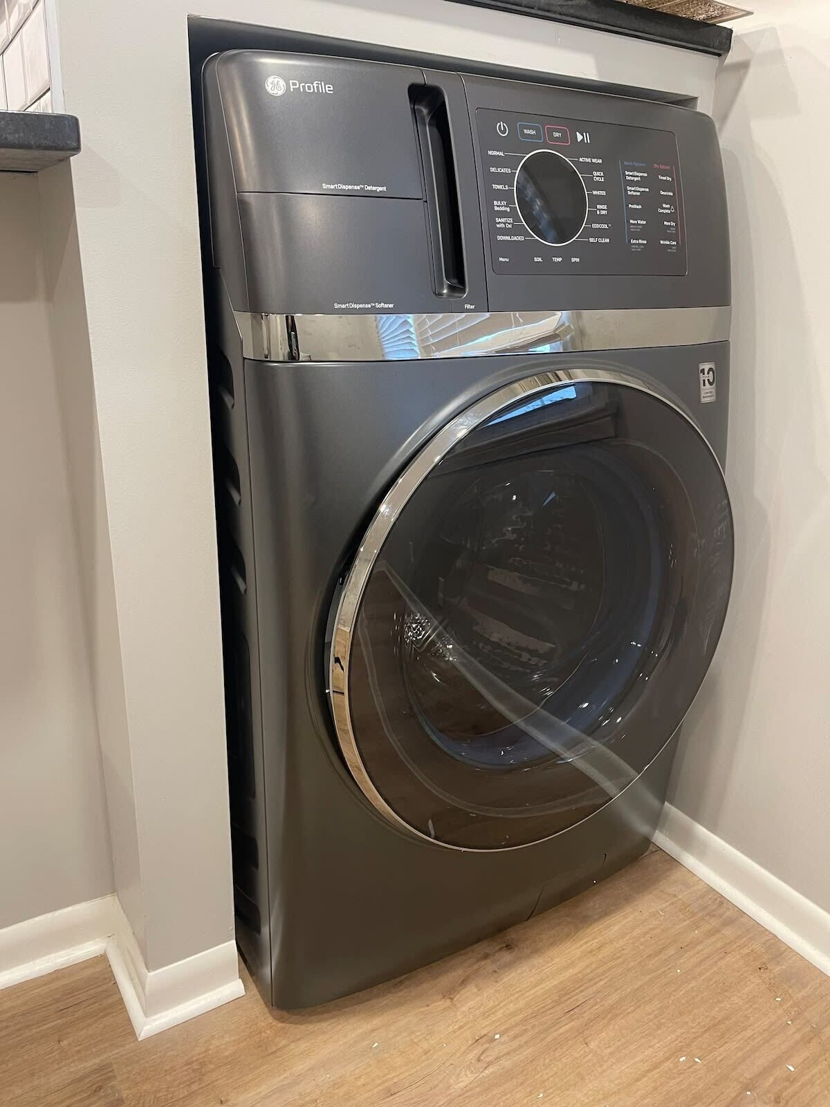 A front-loading washing machine with a control panel, a digital display, and a water level indicator.