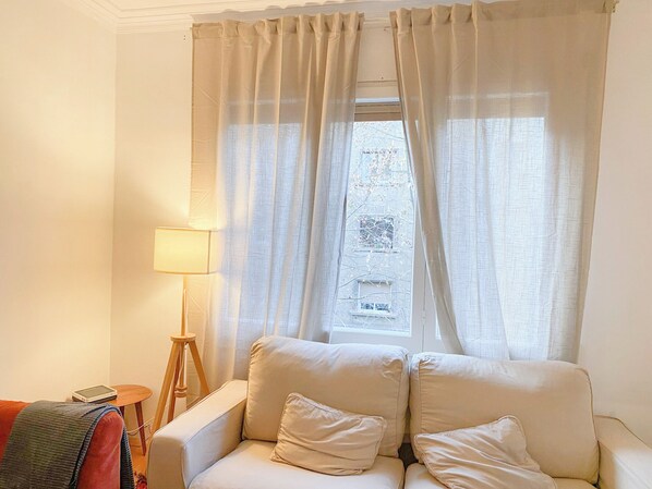 Smart TV - Cozy and Charming House Sagrada Familia (Barcelona)