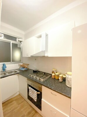 Oven, stovetop - Cozy and Charming House Sagrada Familia (Barcelona)